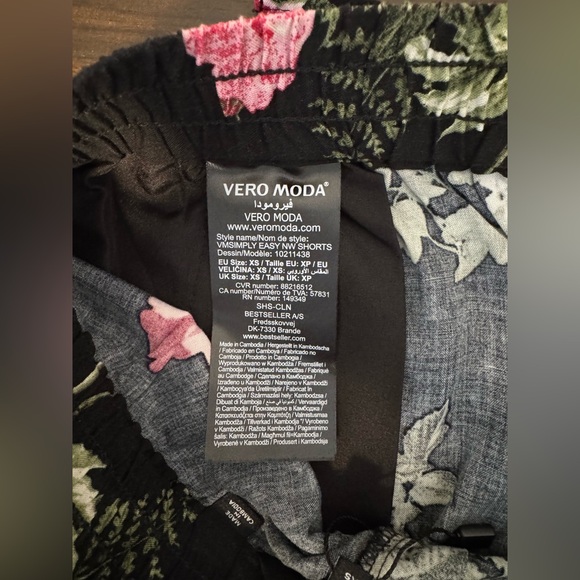 NWT - Vero Moda Floral Black Women's Shorts
(Listing #26) - Picture 9 of 10